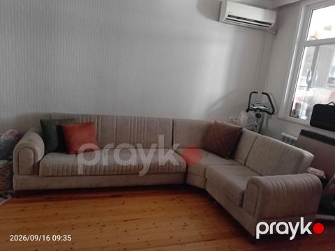Divan satılır 350₼. Açılır bazası var. Ölçü 3/2. Ünvan Əhmədli — Bakı