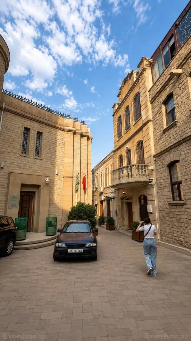 Satılır 7 otaqlı Mənzil Köhnə tikili 130 m² Bakı, Səbail r — Mənzil, Bakı (3)