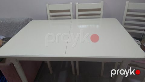 Ağ rəngli yemək masası və 4 ədəd kürsü dəsti. Xüsusiyyətlər: - Klasik — Bakı