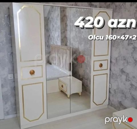 Ağ-qızılı klassik dizaynlı 4 qapılı paltar dolabı. Ortada 2 ədəd tam — Digah