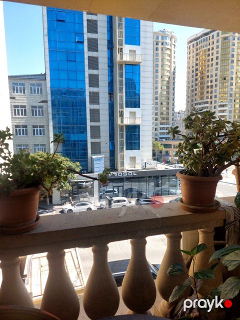 Satılır 2 otaqlı köhnə tikili 62 m² — Bakı