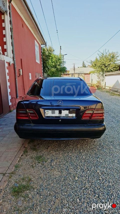 Mercedes-Benz E 220: 2.2 l 2000 il Sedan — Xırdalan