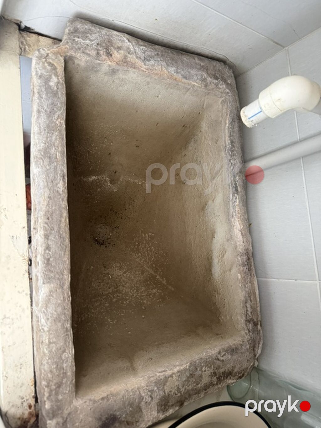 Yerevandan getirilen qara su suzen,suyu filtr eden daş — Lavabolar, Bakı (2)