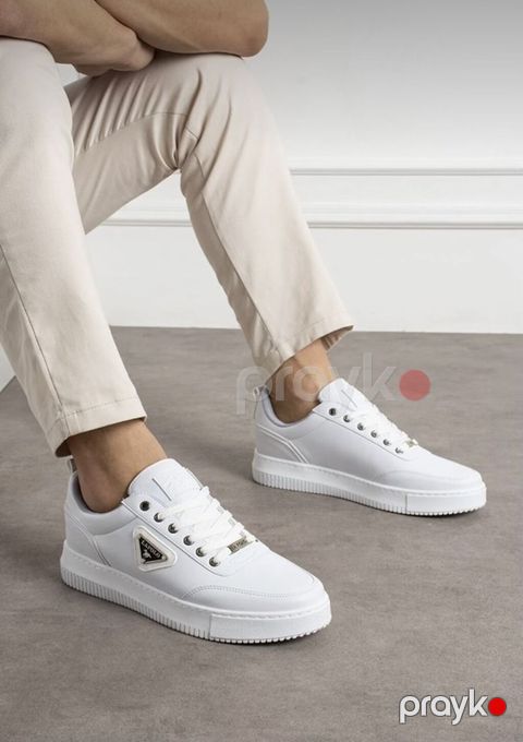 Ağ rəngli kişi krossovkası. Minimalist və zövqlü dizayna malik model — Bakı
