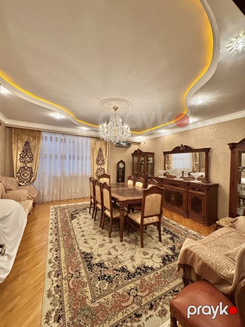 Satılır 4 otaqlı köhnə tikili 146 m² — Bakı