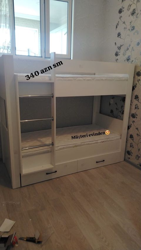 Ağ rəngdə iki mərtəbəli uşaq çarpayısı. Xüsusiyyətlər: - Kompakt — Bakı
