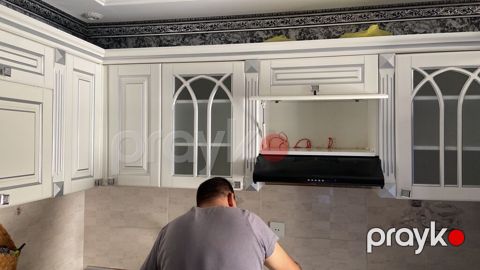 Klassik üslubda ağ mətbəx mebeli Ancaq üst hissesi var alt yoxdu — Bakı