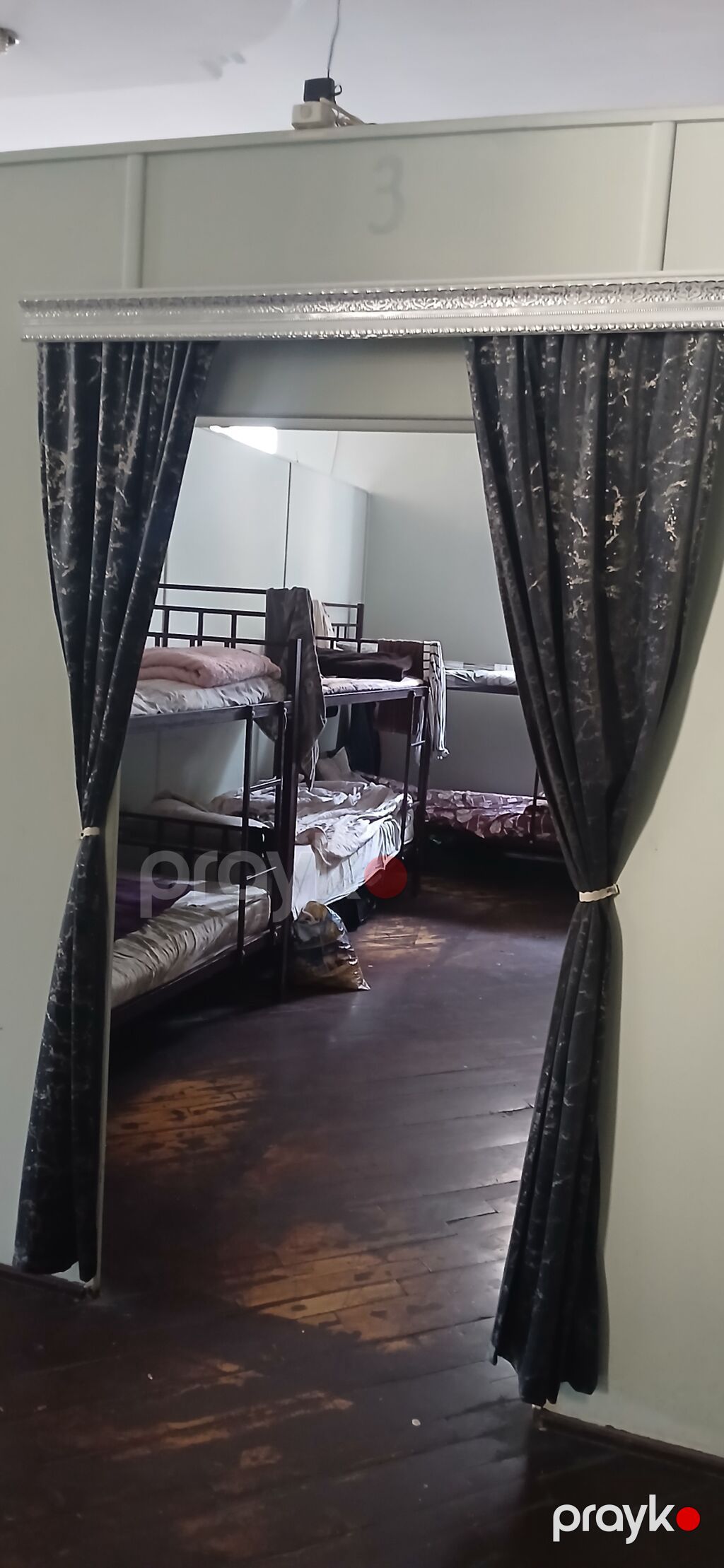 Köməkçi yataqxana/hostel tipli obyekt – uzun dəhliz boyunca pərdələrlə — Mənzil, Bakı (2)