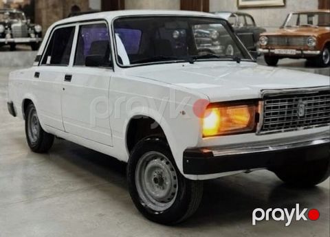 VAZ 2107, ağ rəng, sedan kuzov Xüsusiyyətlər: - Arxa ötürücülü — Bakı