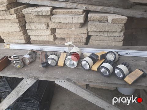 Mağaza və vitrinlər üçün LED treklight proyektor lampaları və treklər — Xırdalan