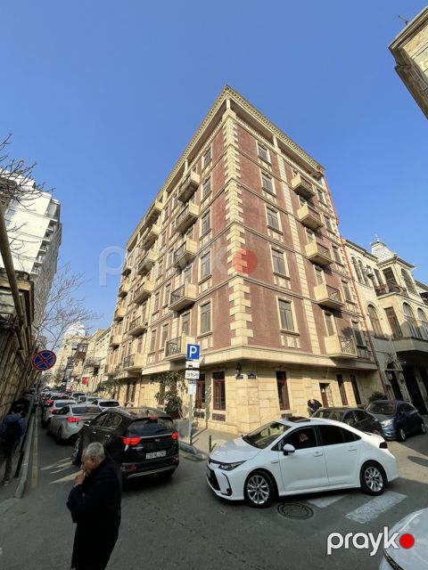 Satılır obyekt 2000 m² — Bakı