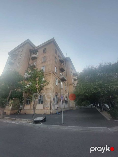 Satılır 2 otaqlı köhnə tikili 60 m² — Bakı