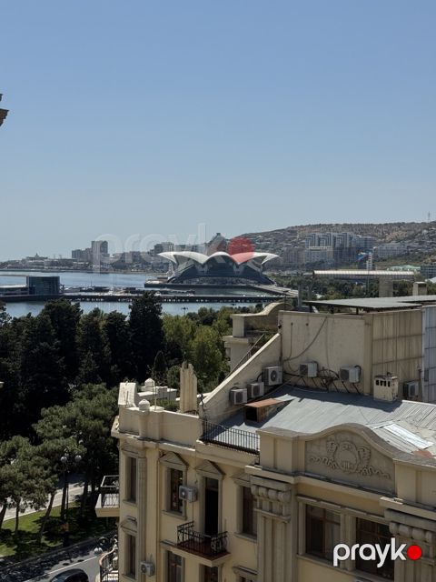 Satılır 3 otaqlı köhnə tikili 214.7 m² — Bakı