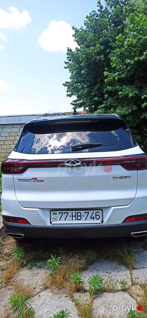 Chery Tiggo 7 Pro – ağ rəngli, qara panoramik damlı kompakt krossover — İsmayıllı