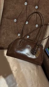 Qəhvəyi çiyin çantası. Yeni - Material: parlaq dərini xatırladan — LEYLA — Bags, suitcases, wallets