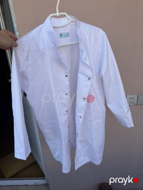 Ağ laboratoriya xalatı - Model: Düyməli-snap bağlama, yaxası sadə — Bakı
