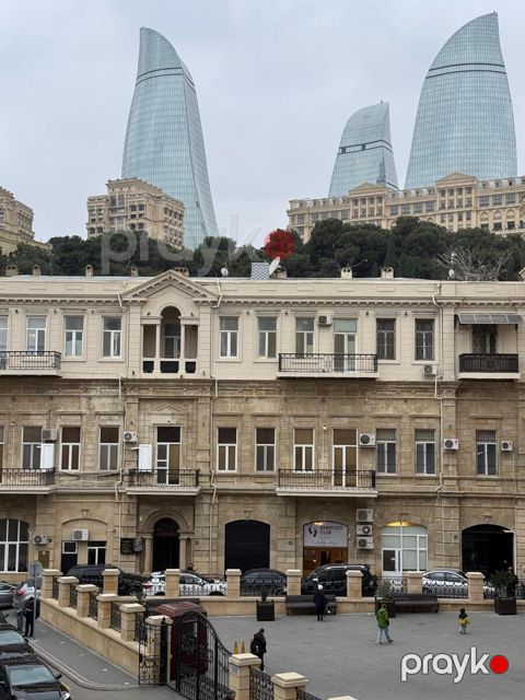 Satılır 4 otaqlı köhnə tikili 120 m² — Bakı