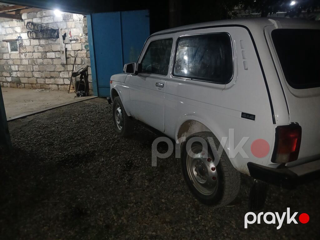 Model: Lada Niva (VAZ 2121) Kuzov: 3 qapılı, ağ rəng Ötürücü: Tam — Avtomobillər, Bərdə (7)