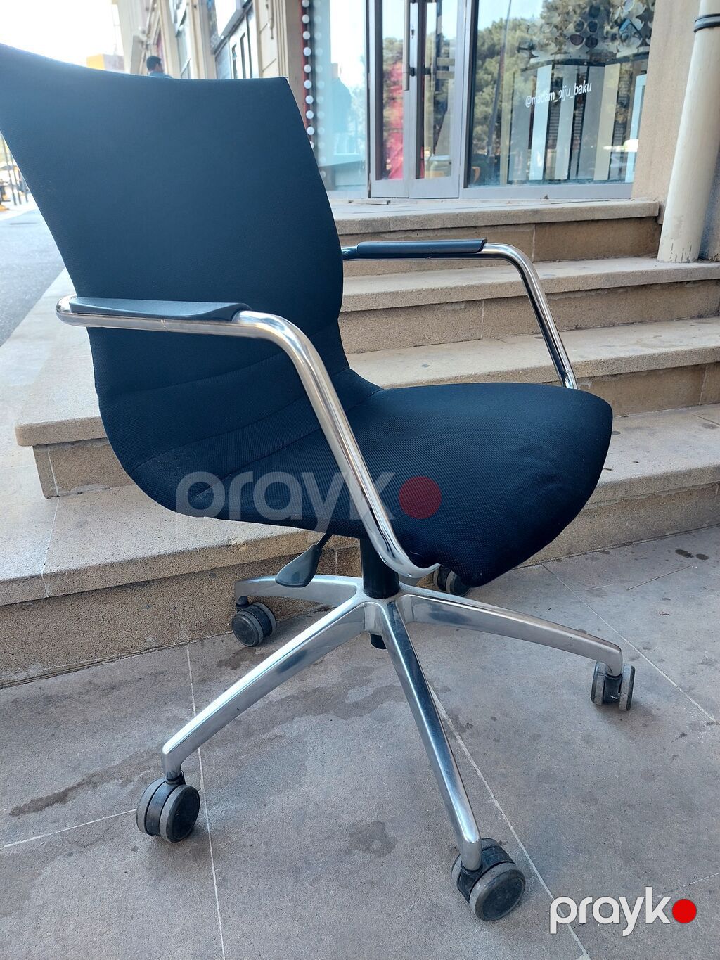 Ofis kreslosu – minimal dizaynlı, təkərlərə malik, metal baza və xrom — Ofis mebeli, Bakı (2)