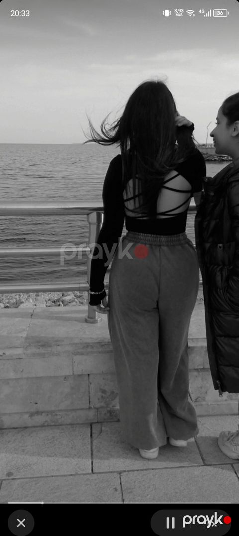 Qadınlar üçün qara uzunqoll crop top - Model: açıq arxa hissəli — Bərdə