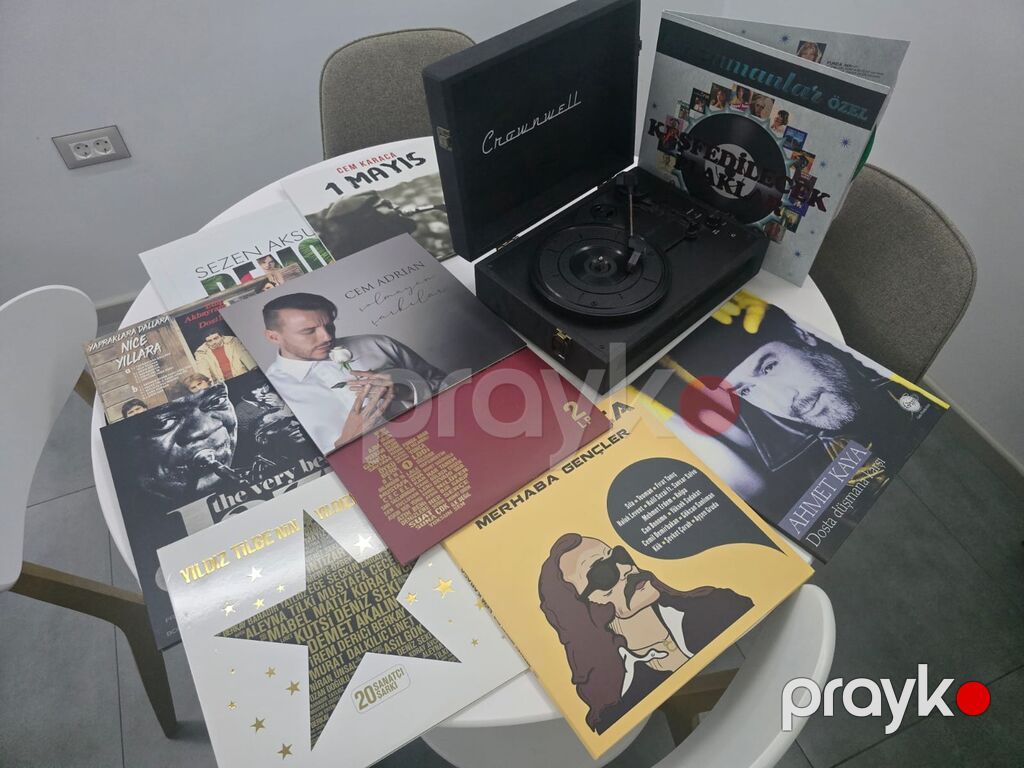 Kompakt vinil dəsti və pikap Məhsulun tərkibi: - Crownwell markalı — Qramoplastinkalı, Saray (2)