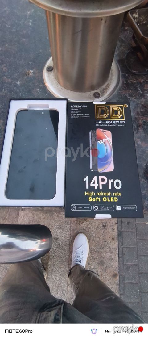 IPhone 14 Pro üçün ekran modulu satılır. Qutunun üzərində göstərildiyi — Bakı
