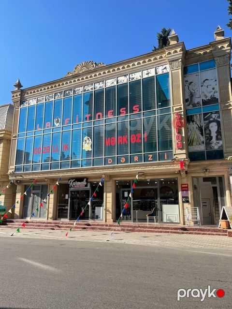 Bakixanov qes. Merkezi kücənin kənarı.3 mərtəbəli binanın 3 cu — Bakı