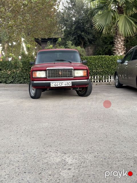 Klassik VAZ 2107 axtaranlar üçün retro üslubda, orijinal görünüşlü — Salyan