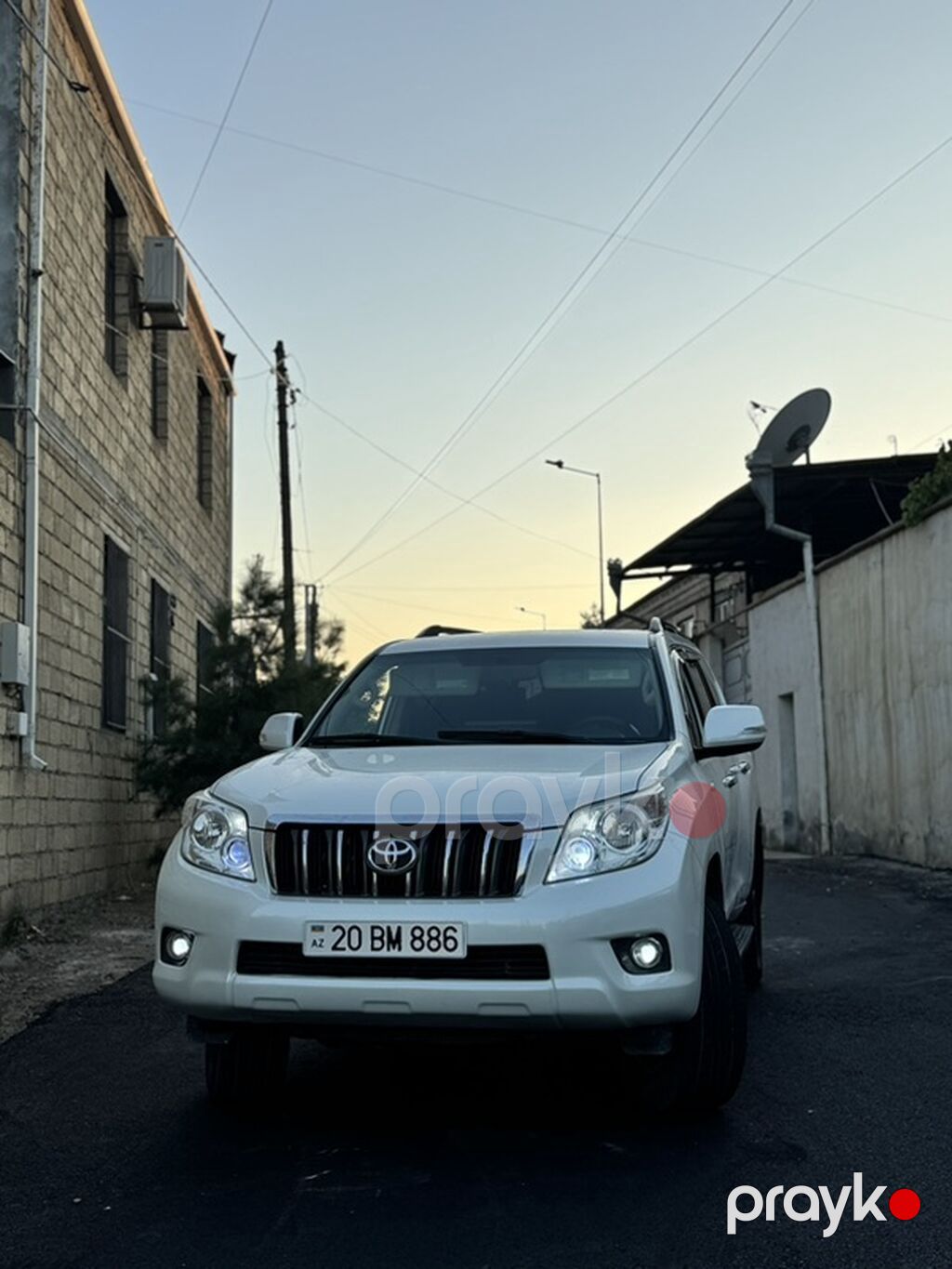Toyota Land Cruiser Prado – ağ rəngli, 5 qapılı SUV. Xüsusiyyətlər — Avtomobillər, Gəncə (3)