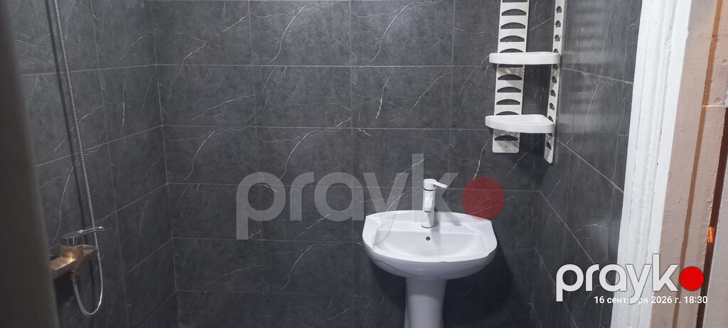 Kirayə verilir: işıqlı, hündür tavanlı 2 otaqlı mənzil - Geniş zal — Mənzil, Bakı (5)