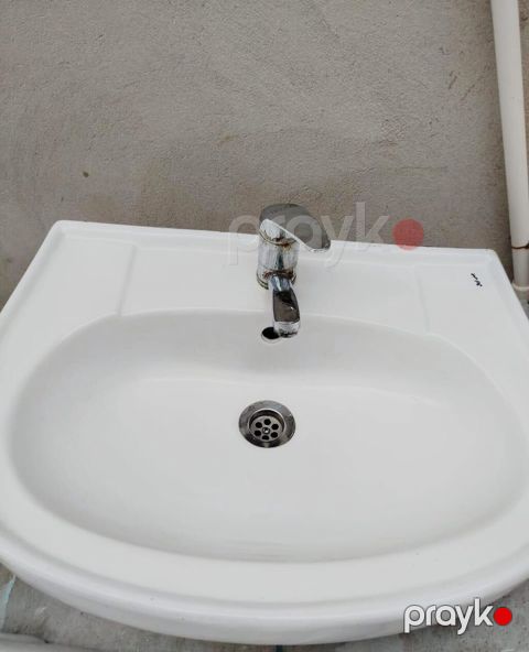 Ağ rəngli keramika piyedestal lavabonun komplekti. - Material — Digah