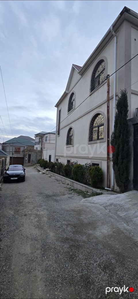 Satılır – geniş həyət evi - Üç mərtəbəli, mansardlı mülk. - Fasadda — Xırdalan