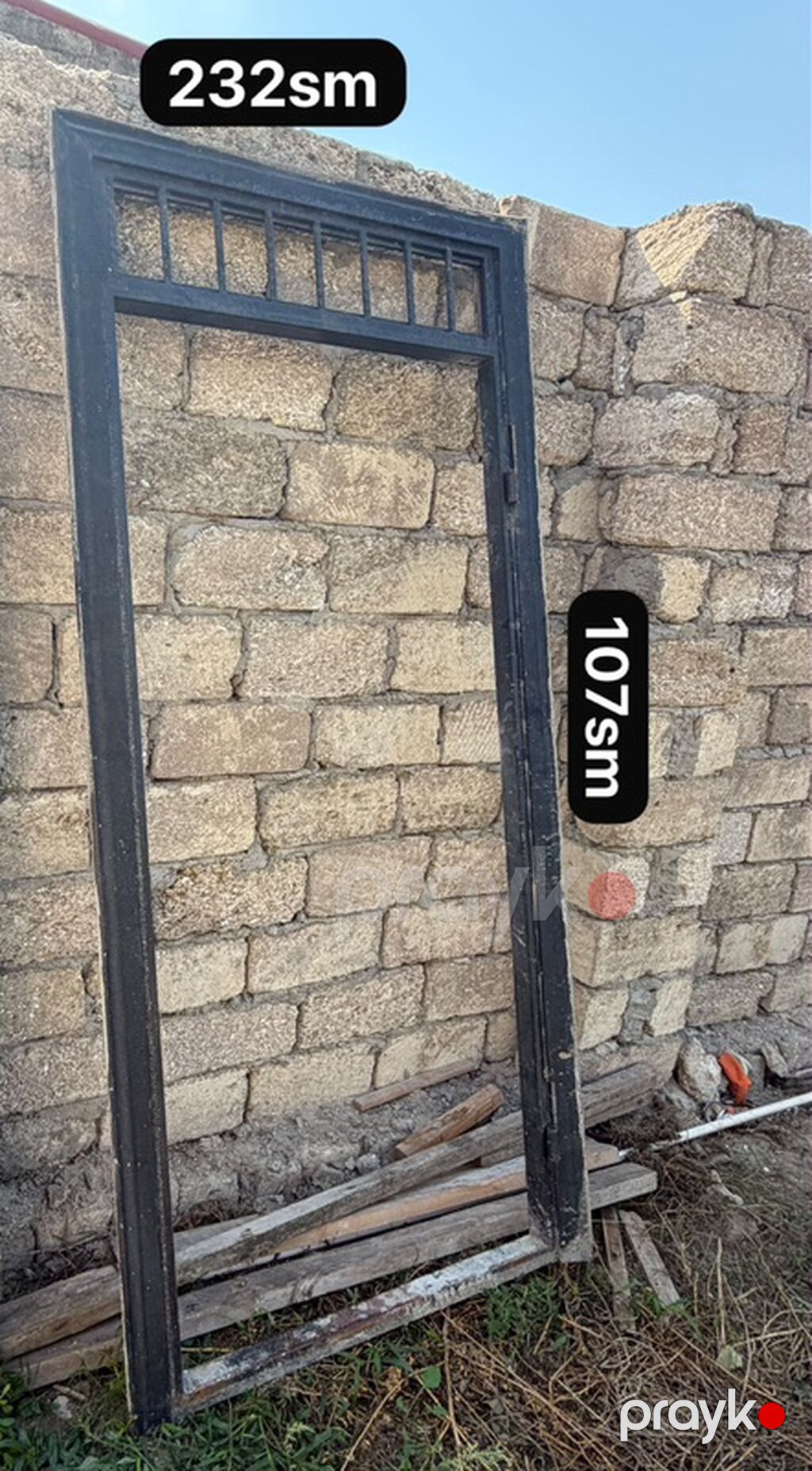 Tikinti zamanı müvəqqəti olaraq istifadə olunub. Qapının obşıvkasını — Pəncərələr, qapılar, balkonlar, Digah (2)