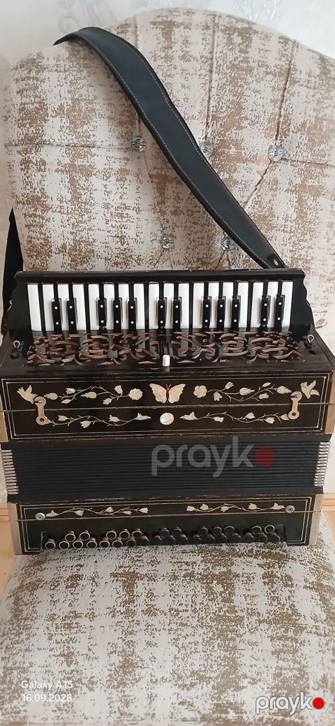 Harmonium/akkordeon tipli qədim klavişli nəfəsli musiqi aləti — Salyan