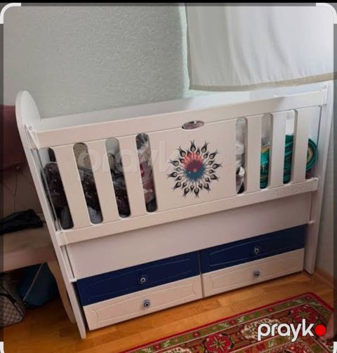 Uşaq beşiyi – ağ rəngdə, mərkəzdə dekorativ günəş naxışı ilə. Sürüşən — Bakı