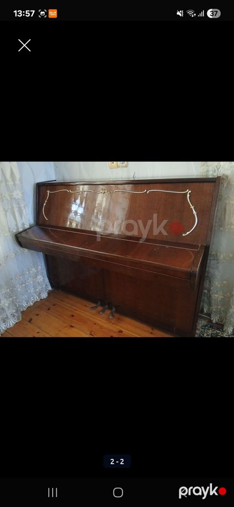 Şaquli pianino - Klassik dizaynlı, qəhvəyi laklı korpus - Üst qapaqda — Digah