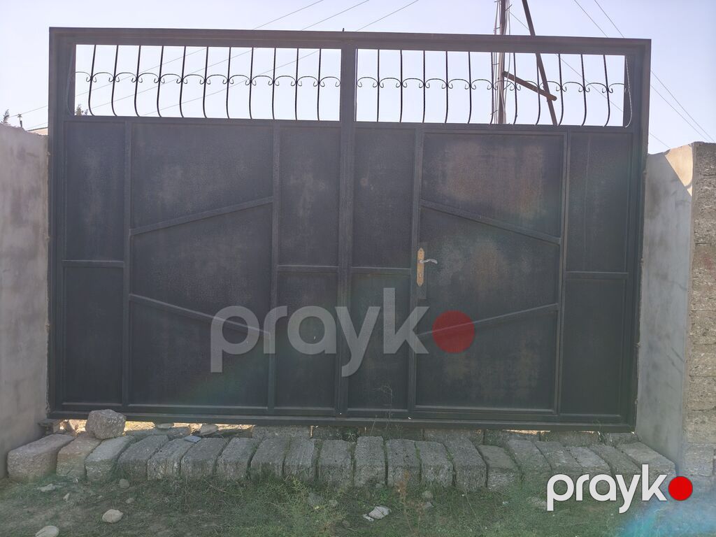 Metall darvaza – ikiqanadlı, ortasında piyada keçidi olan model — Pəncərələr, qapılar, balkonlar, Bakı (2)