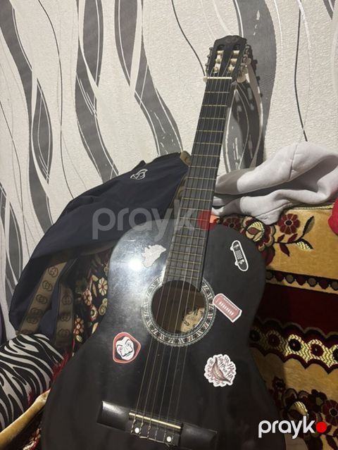 Klassik gitara – qara rəngdə, tam ölçü (tam korpus). 6 simli, nylon — Gəncə