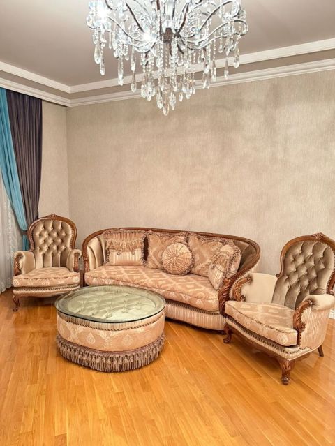 Divan kreslo dəsti satılır 500₼.təzə kimidir, baha alınıb.Ünvan — Qobu