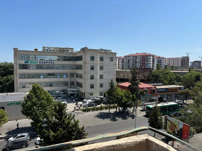 Satılır 2 otaqlı Mənzil Köhnə tikili 35 m² Bakı, Binəqədi r., Azadlıq prospekti m., 8-ci mikrorayon — Bakı