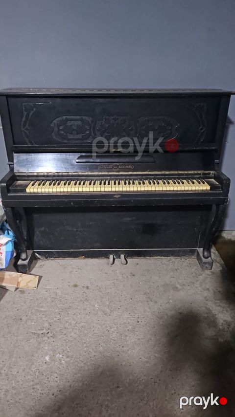 Upright pianino – klassik dizaynlı, qara rəngdə, ağ-qara klavişlərlə — Bakı