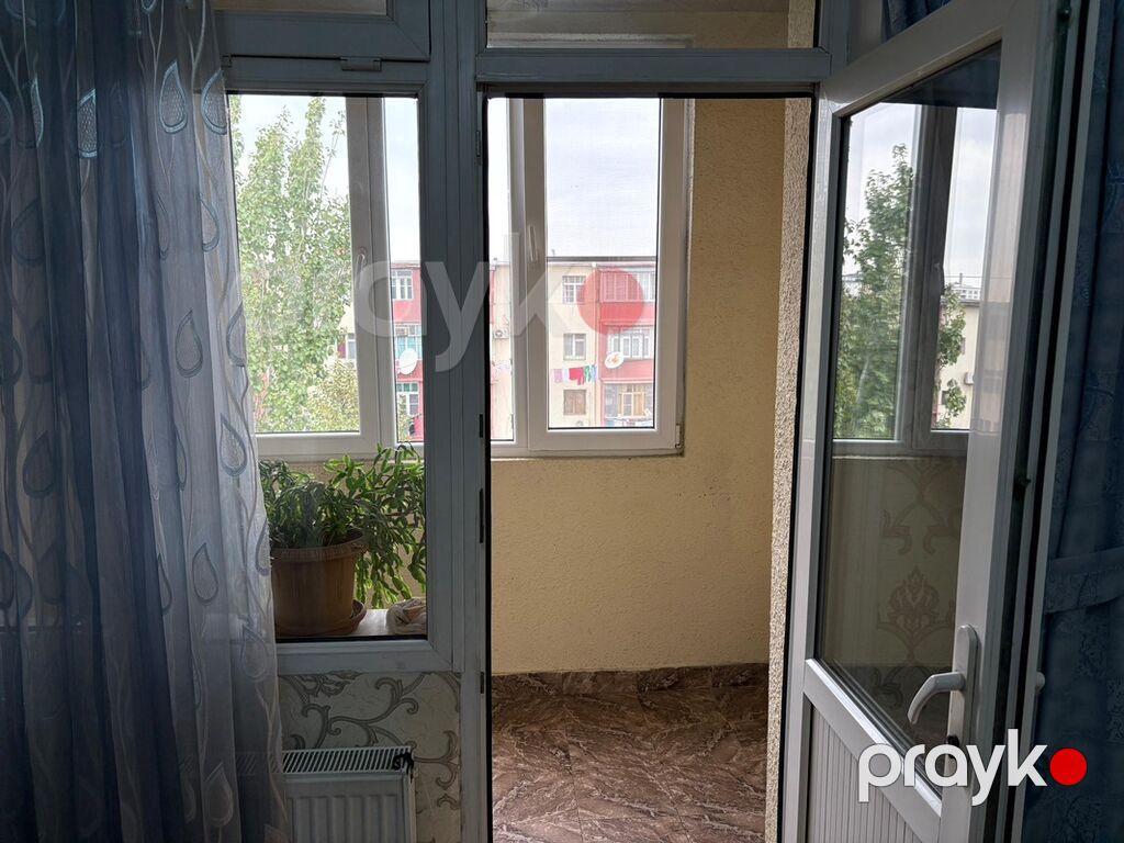 Satılır 3 otaqlı köhnə tikili 80 m², Xalqlar Dostluğu m. Bina daşdır — Qonaq otağı üçün, Bakı (4)