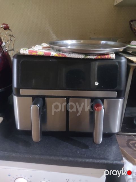 İki bölməli hava fritözü (air fryer) təqdim olunur. Cihaz qara və — Bakı