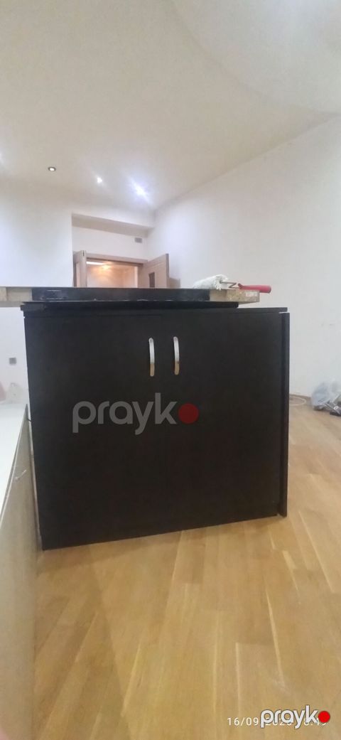 Mebel dolabı – ikitərəfli qapılı, qapılarda metal tutacaqlar. Tünd — Bakı