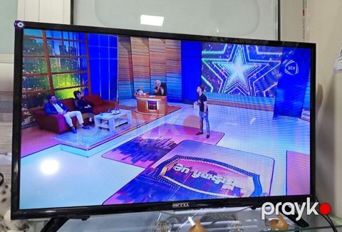 Tv 82 sadə ekran 100 azn satılır heç bir poblemi yoxdur ofis bağlanır — Bakı