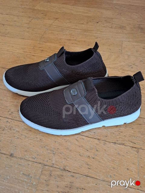 Az geyinilib Səliqəli qalıb Unisex slip-on idman ayaqqabısı - Rəng — Bakı