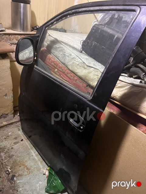 Sağ ön, Nissan Vanette — Bakı