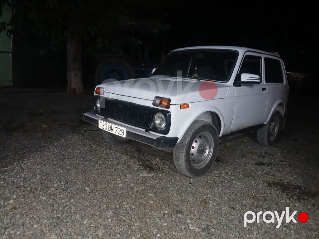 Model: Lada Niva (VAZ 2121) Kuzov: 3 qapılı, ağ rəng Ötürücü: Tam — Avtomobillər, Bərdə (3)
