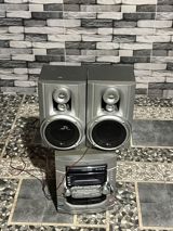 Disk və Aux ilə işləyir səsi çox güclüdür. Üstündə Aux şunuru — Speakers and Acoustic Systems