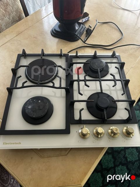 Electrotech markalı 4 gözlü bişirmə paneli. Ağ keramika səthə malikdir — Lənkəran